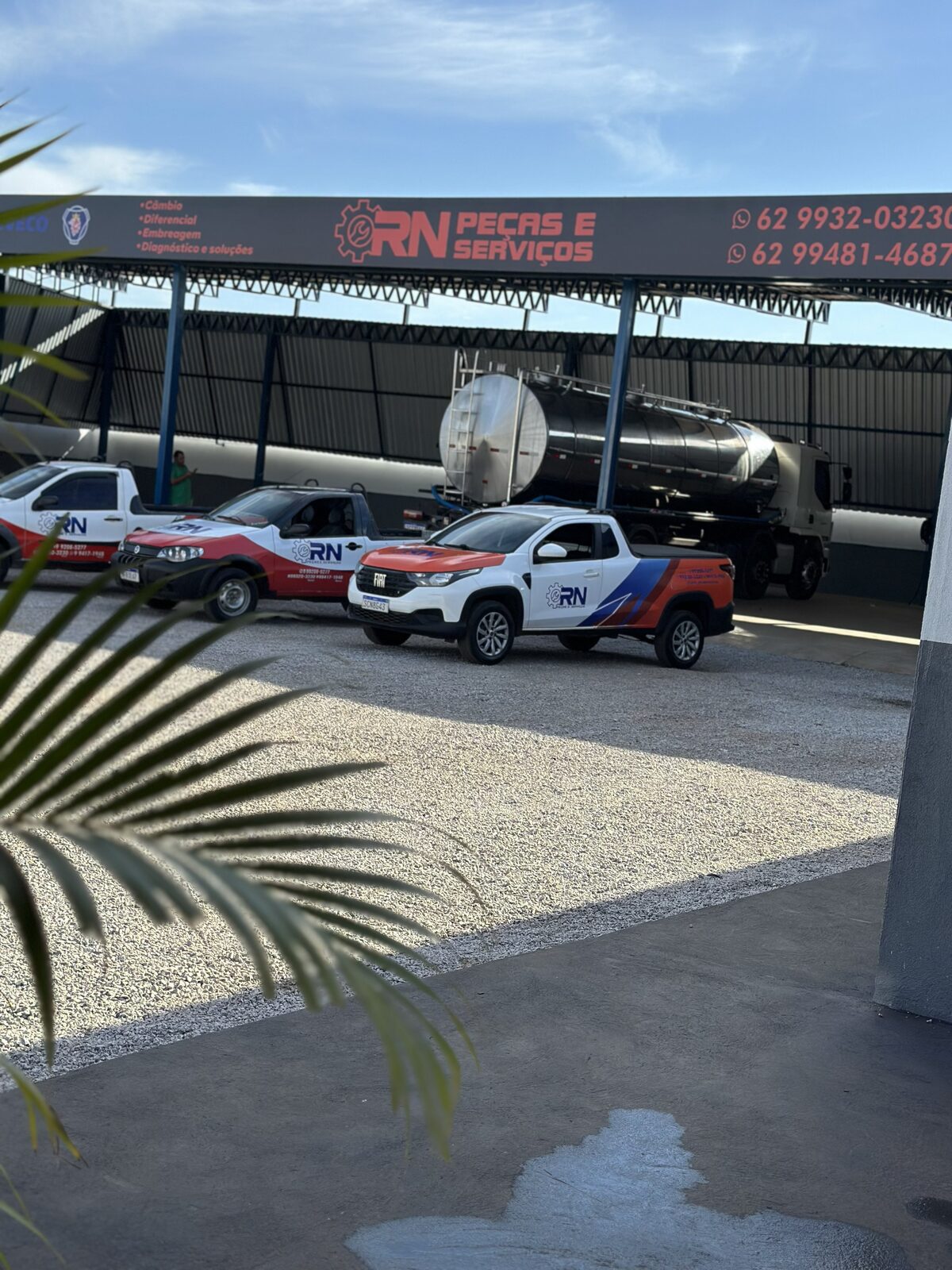 Estrutura da RN Peças e Serviços Fachada da RN Peças e Serviços — estrutura coberta com frota e caminhão-tanque em Trindade/GO