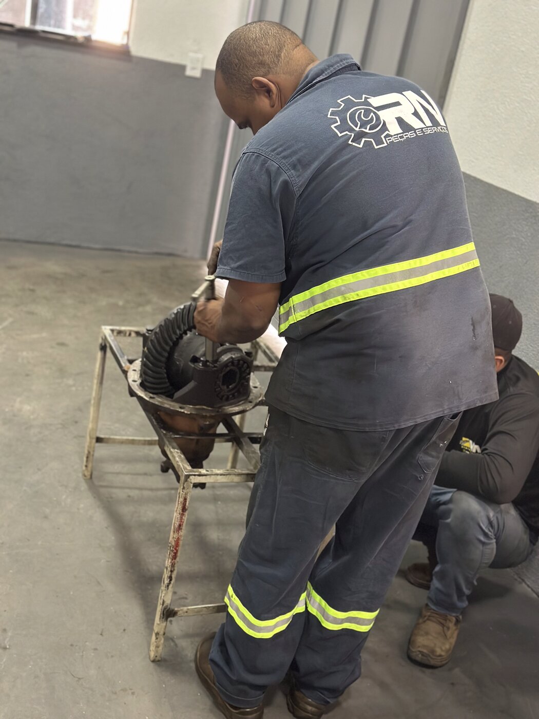 Reparo de diferencial Técnico da RN realizando reparo de diferencial de caminhão