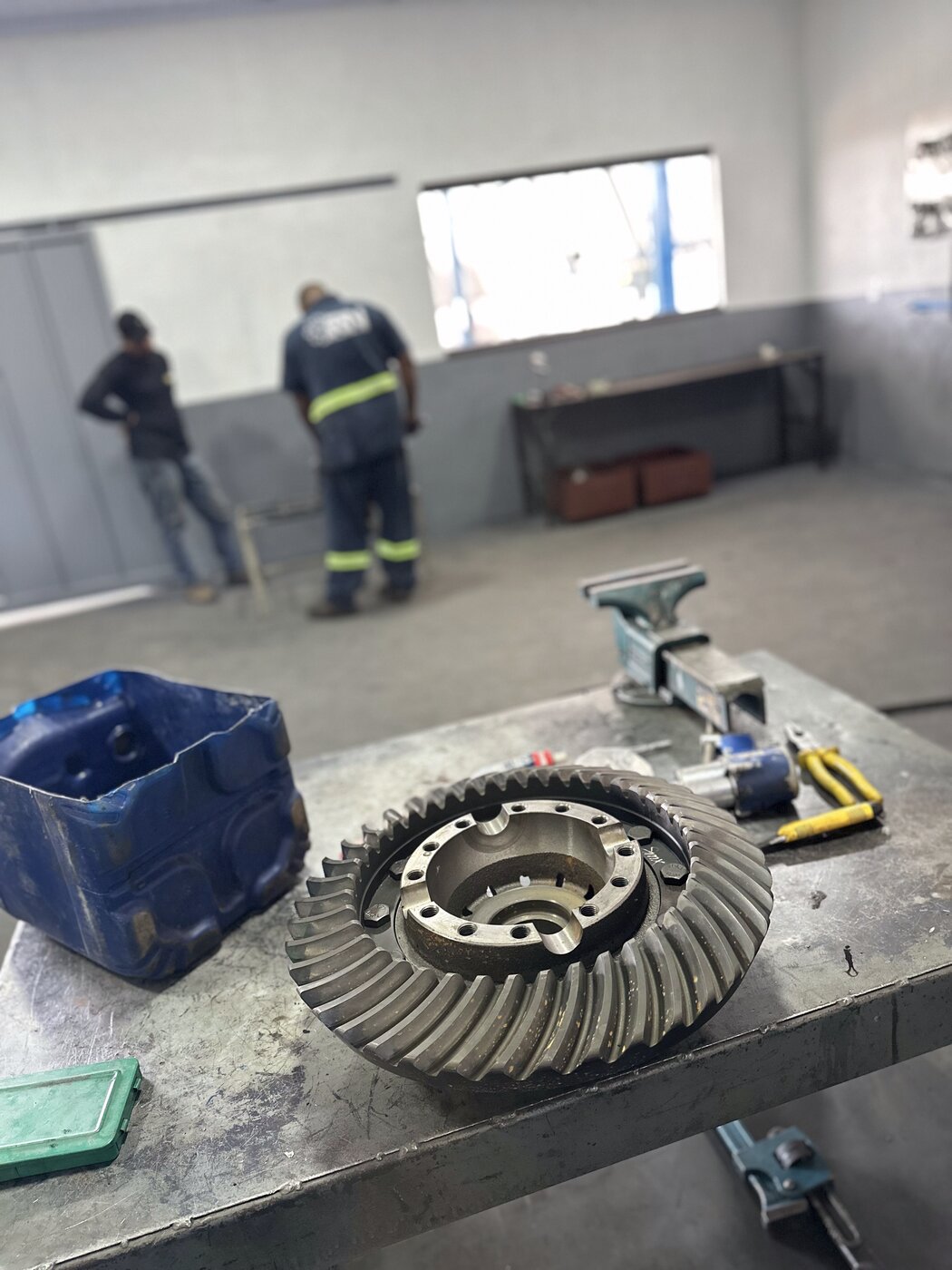Coroa e pinhão Coroa e pinhão de diferencial de caminhão na bancada da RN